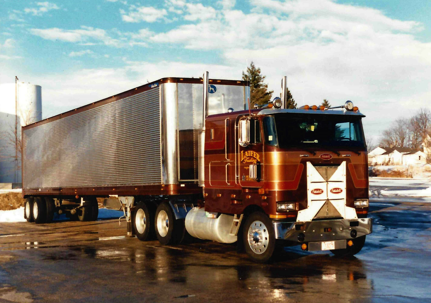 Peterbuilt truck - Laufer Trucking